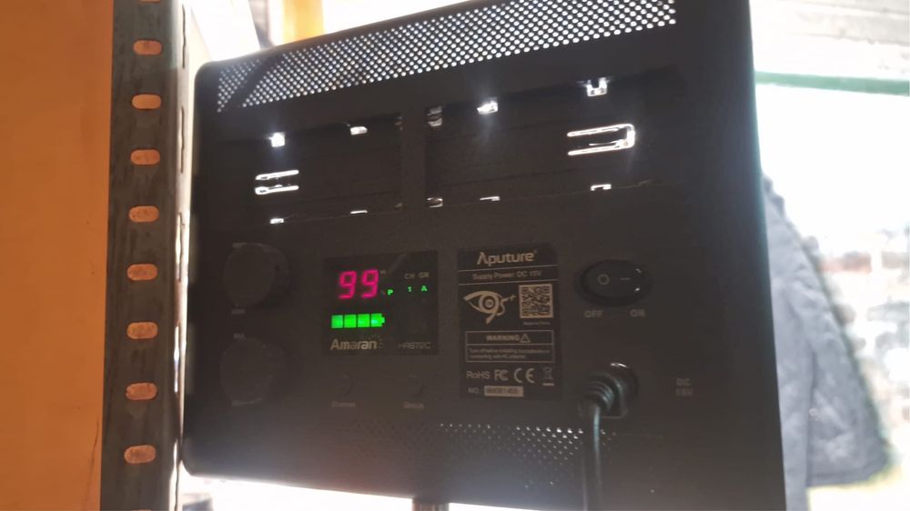 Vand 2 Lampi LED Aputure + 4 Acumulatori