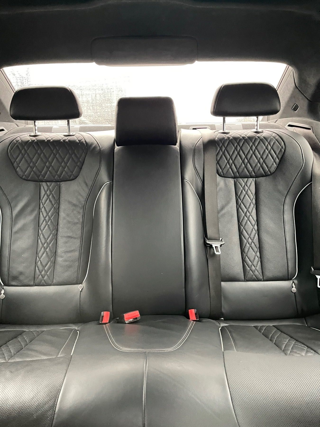 BMW750i Black Sapphire * xDrive* w/Performance spo