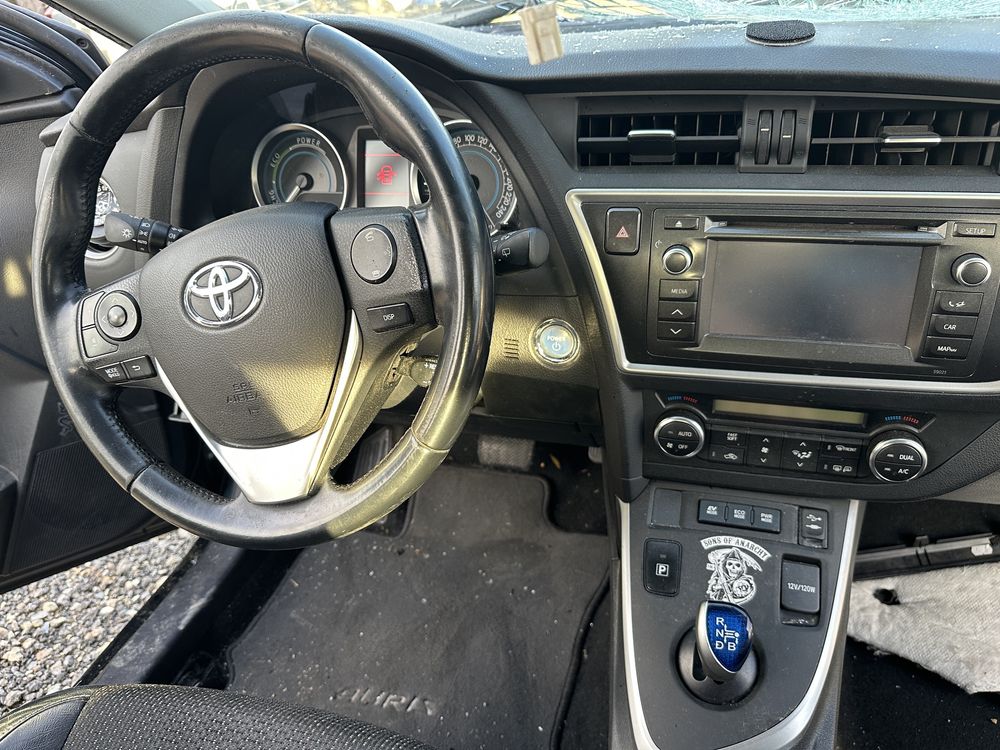 Toyota Auris 1.8 hybrid 136 кс 2014 На Части!