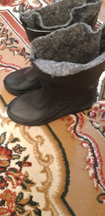 Продам сапоги и галоши в подарок