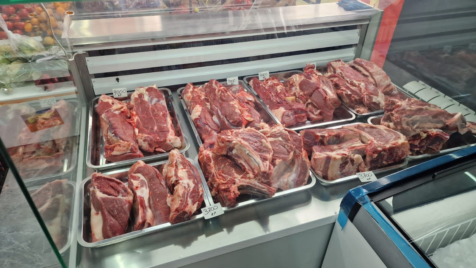 Продам холодильник -витрину.
