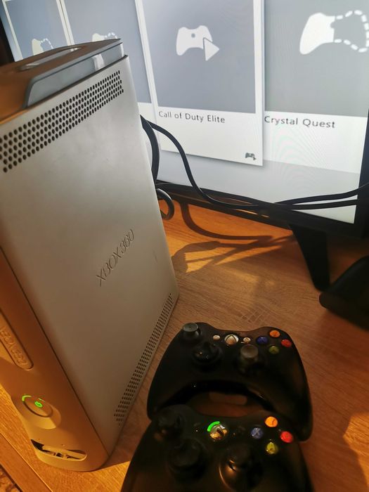 Xbox 360 с 2 джойстика и игри