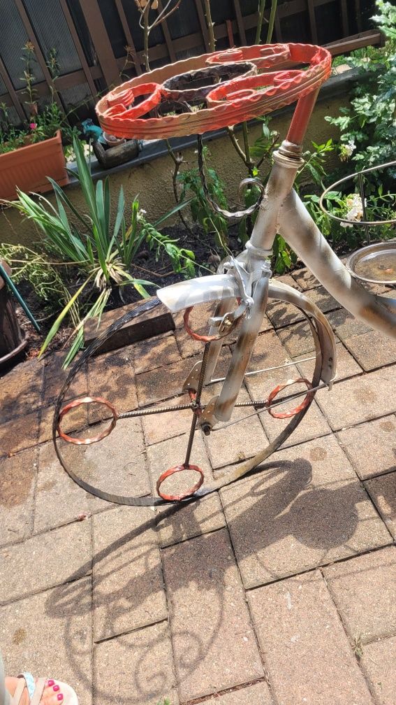 Vând bicicleta metalică ornamentala suport flori