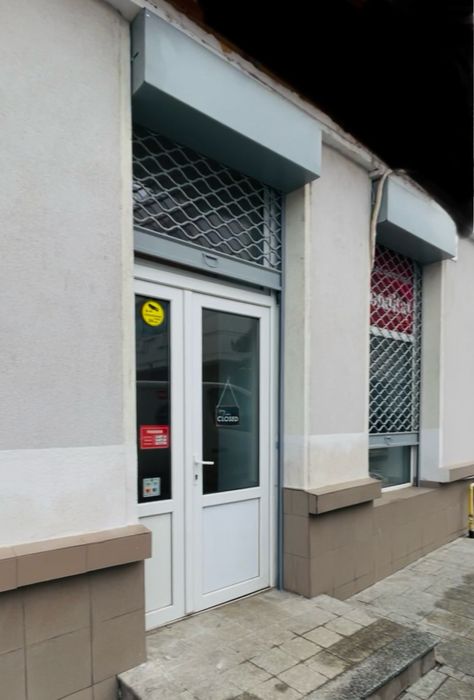 Grilaj metalic acționat electric