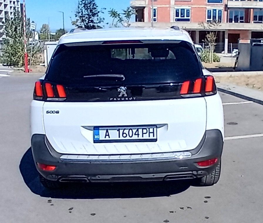 Продавам Пежо 5008