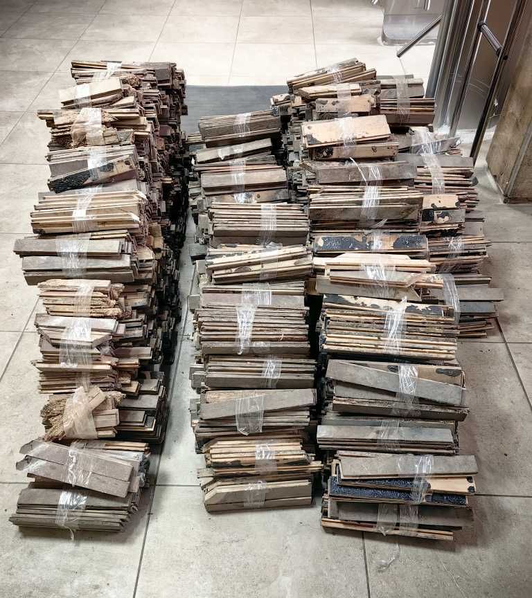 Безплатно - паркет, демонтиран от помещения в училище в София