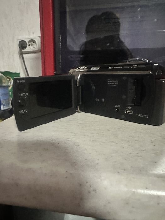 Продаю видеокамеру panasonic sdr-s70  без зарядного устройства.