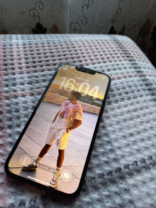 Vand iphone 13, fara nici un defect este aproape nou