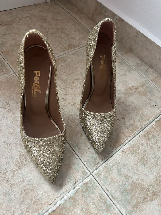 Елегантни обувки на ток