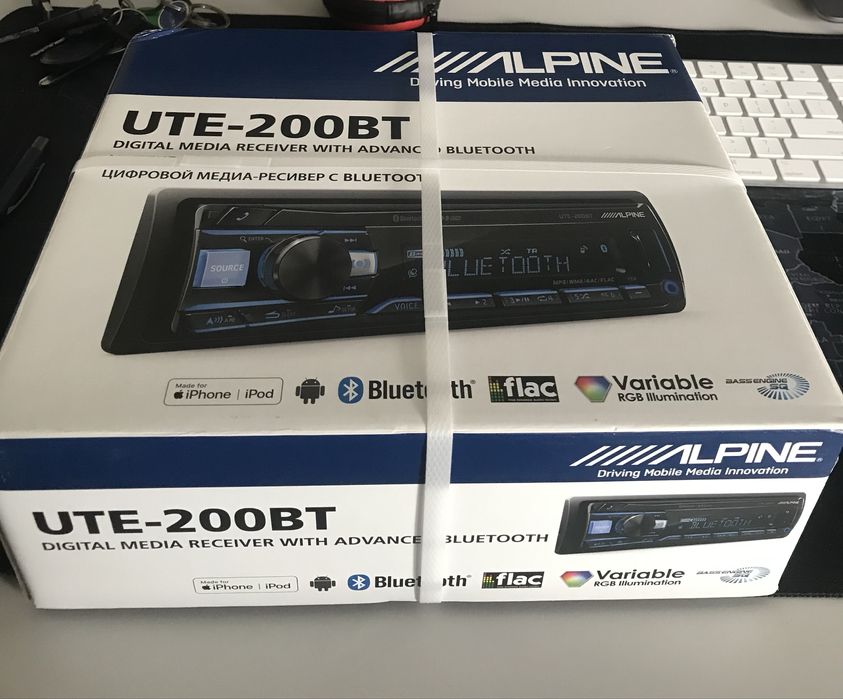 Player auto Alpine UTE-200BT Bluetooth cu microfon apeluri
