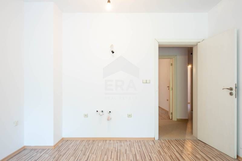 Продава се Тристаен апартамент в Варна, м-т Траката - 90 кв.м за 1956 €/кв.м - Снимка #5