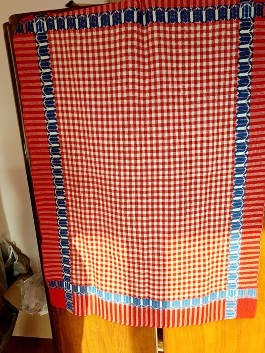 Fata de masa cu model din tesatura