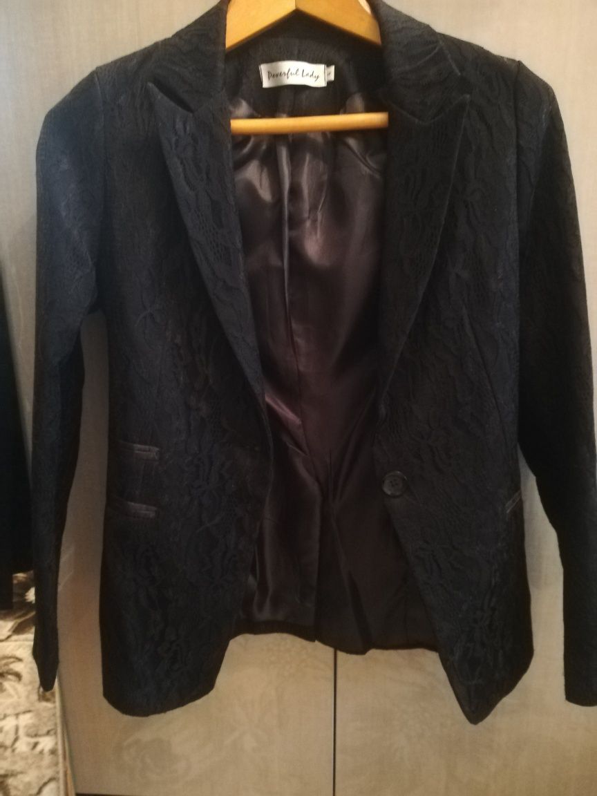 Продам женский пиджак гепюровый