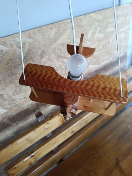 Lampa suspendata avion din lemn