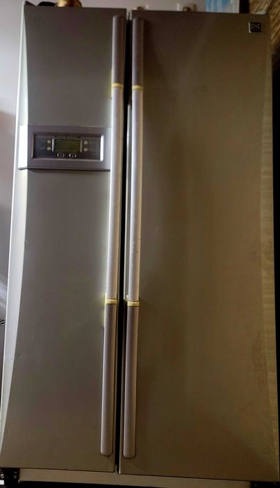 Шкаф холодильник корея Dewooo идеально рабочий читайте ниже