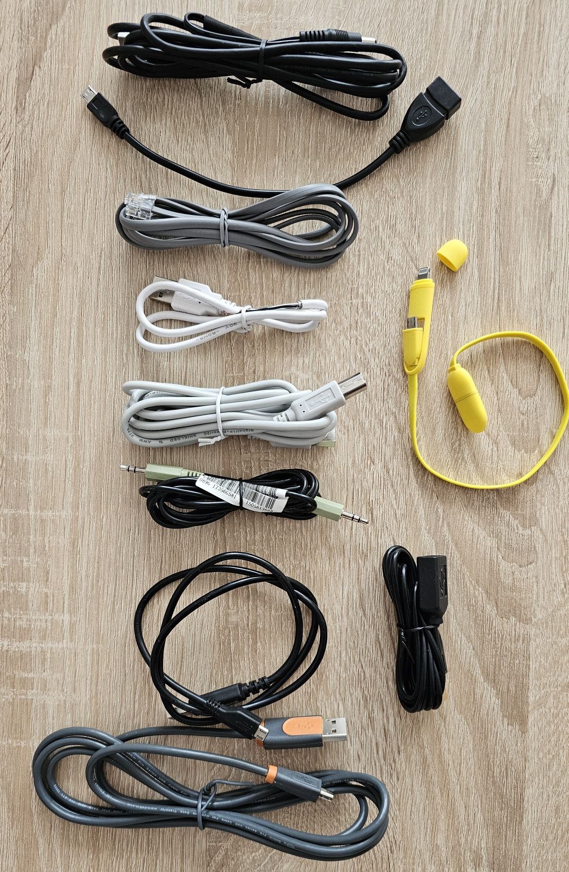 Pachet cabluri date | alimentare | VGA | DVI | USB