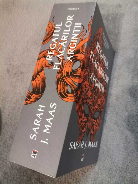 Vând „Regatul flăcărilor argintii” – Sarah J. Maas .