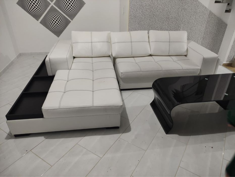 Ъглов диван от еко кожа с рафтове