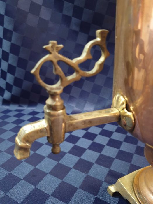 Голям руски имперски самовар и меден самовар на въглища