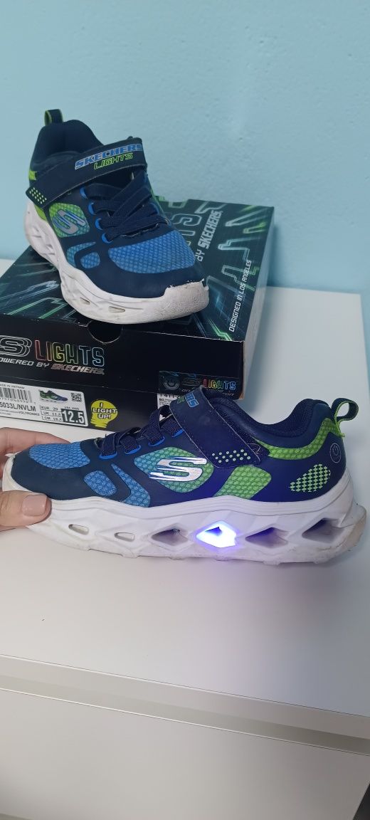 Светещи маратонки на Skechers