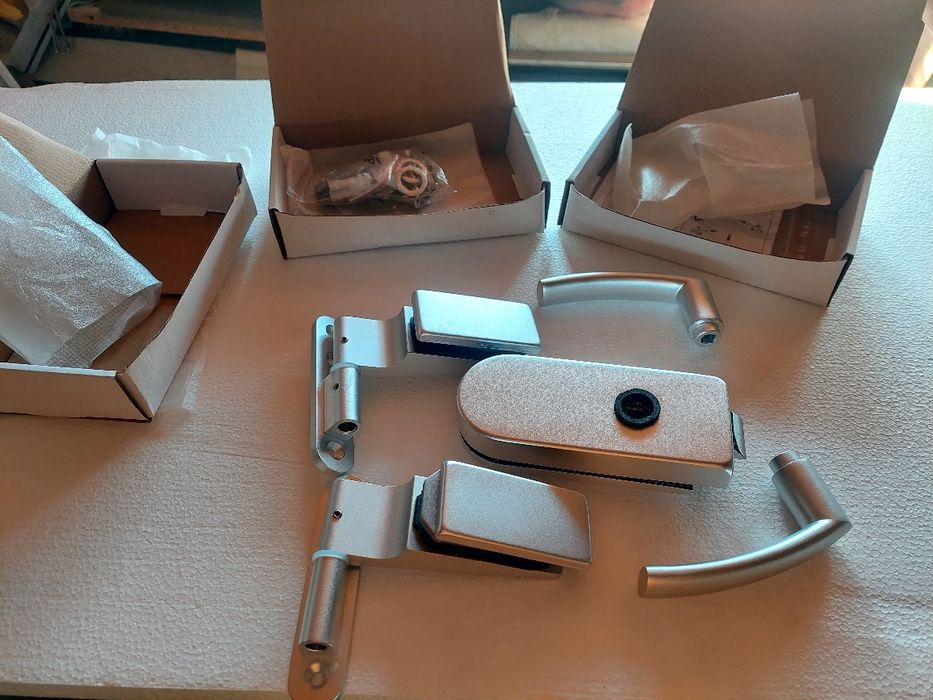 Set încuietoare cu balamale si opritor din aluminiu
