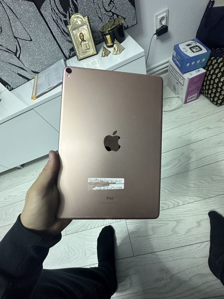 Vand ipad pro 10.5 256gb rose gold pentru piese