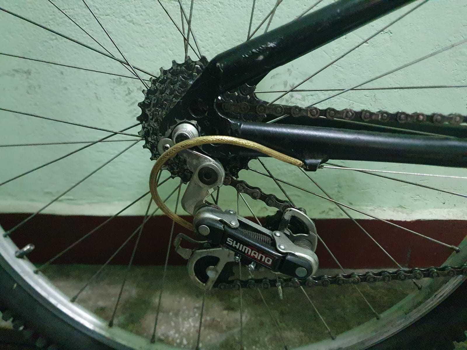 Bicicleta full suspension Specialized cu casca