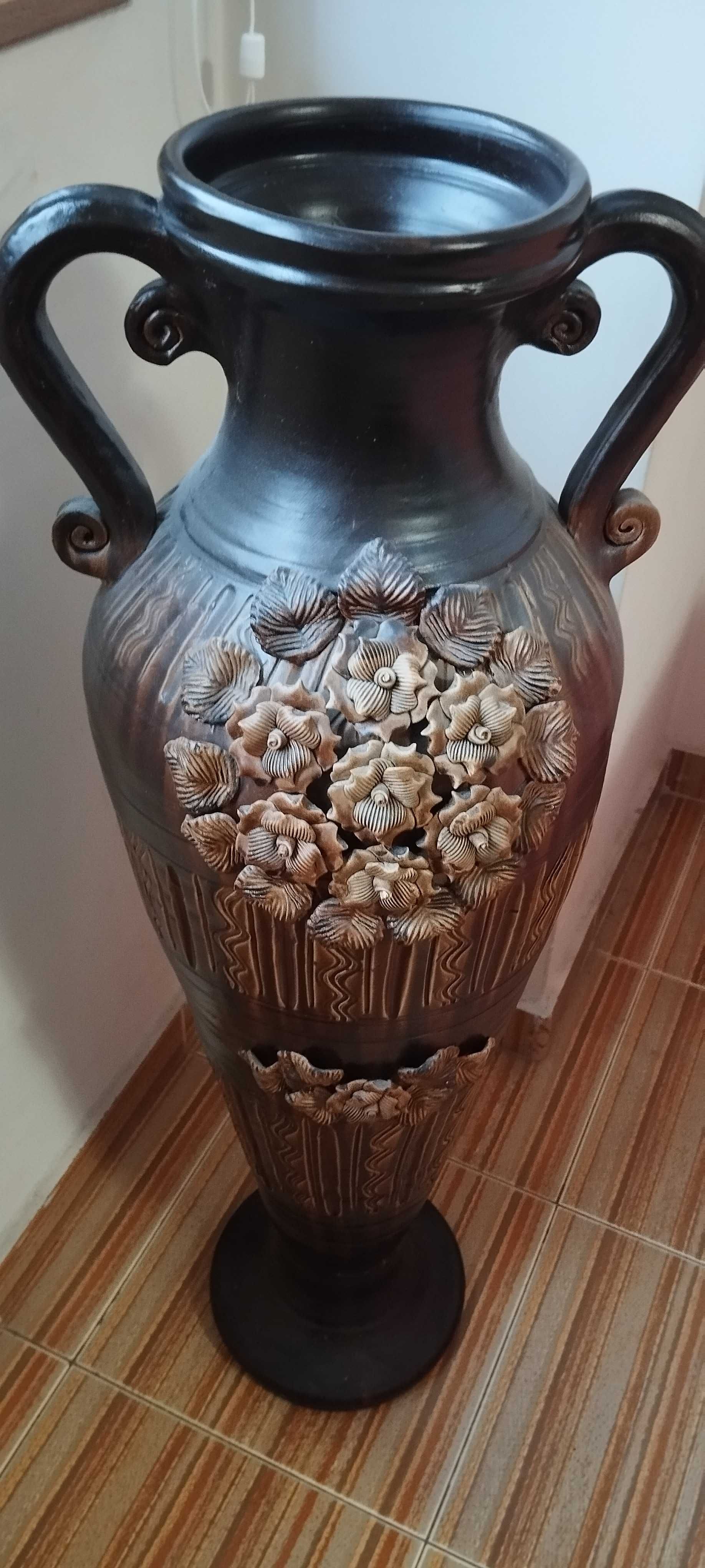 Красива висока и масивна ваза
