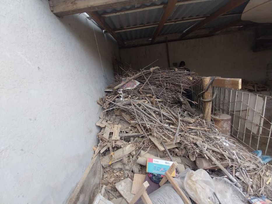 Холодильник, азбис труба ва яна бошқа нарсалар сотилади.