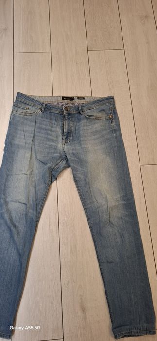 Vând blugi Massimo Dutti