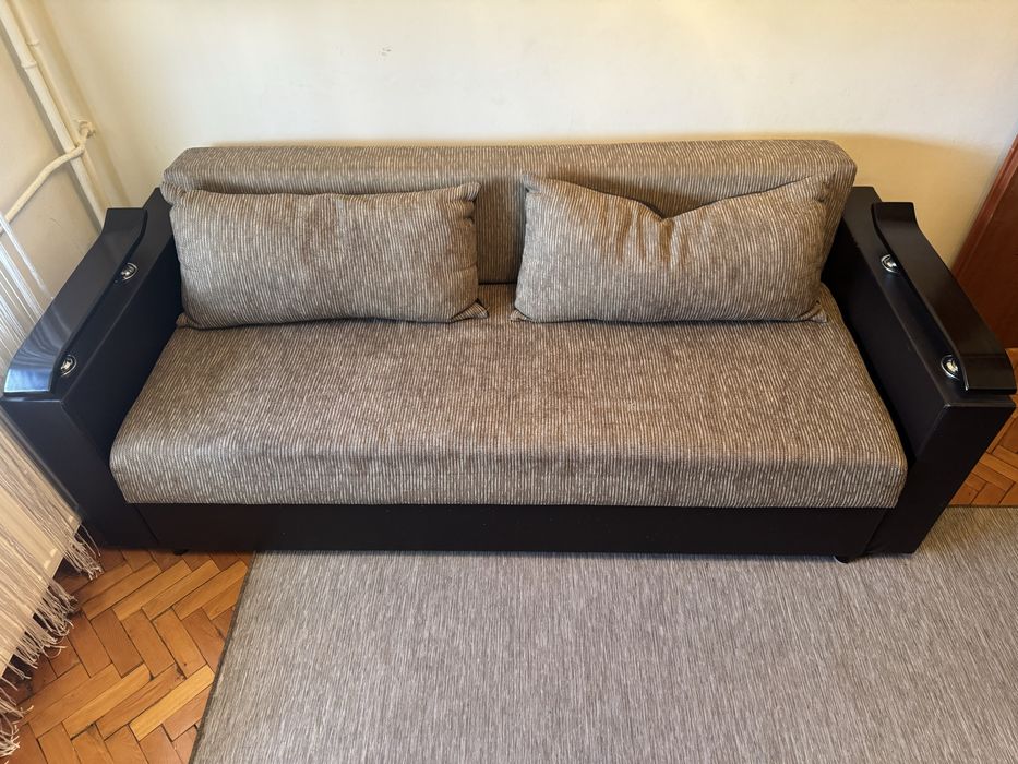 Canapea extensibila cu spatiu de depozitare