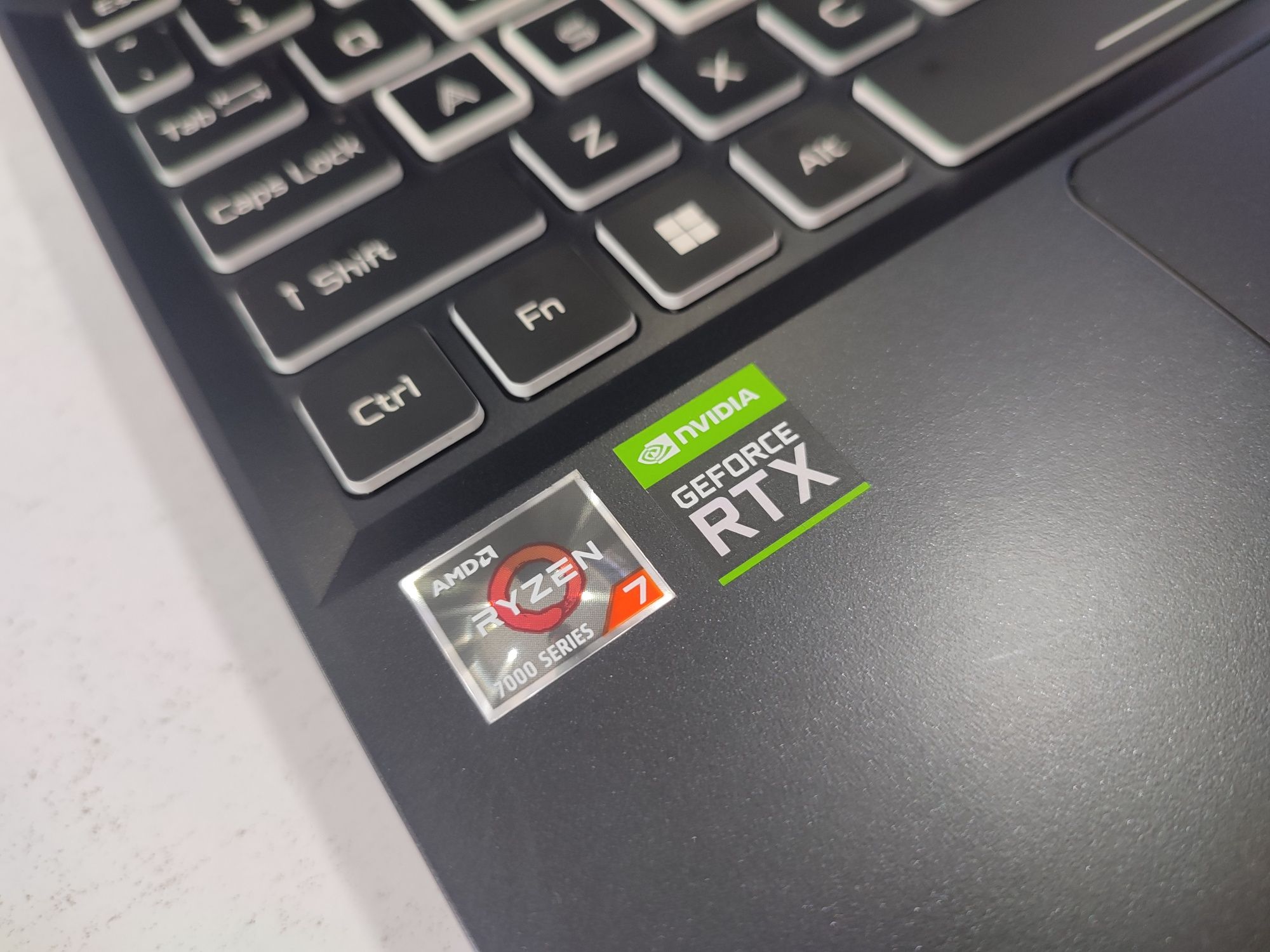 Acer nitro Ryzen 7 7735 ddr5 (core i7 13 avlod)
