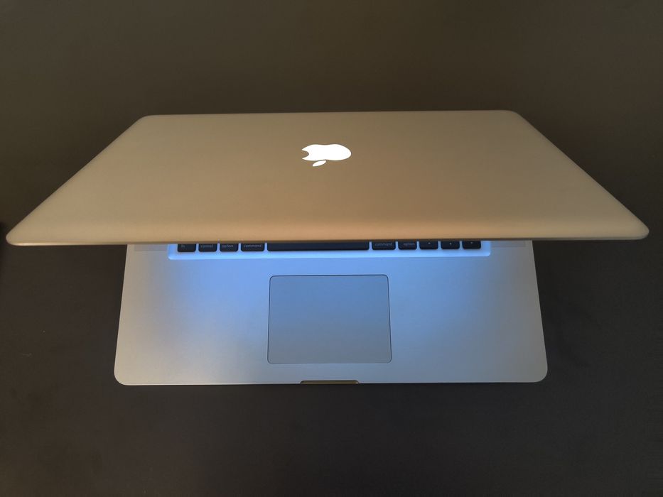 Macbook pro A1286 early 2011 cu i7 - 15 inch