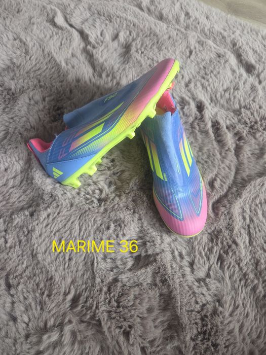 Ghete de fotbal cu crampoane, 80 RON/ perechea.