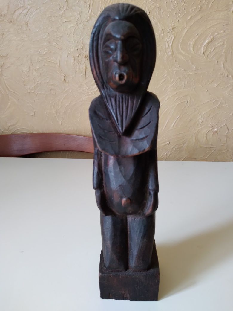 Купа, чиния, декоративна бутилка, дървена фигура, свещник, стрели