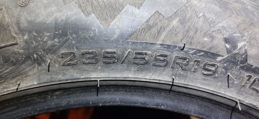 Покрышка зимние с шипами.235/55/ R19