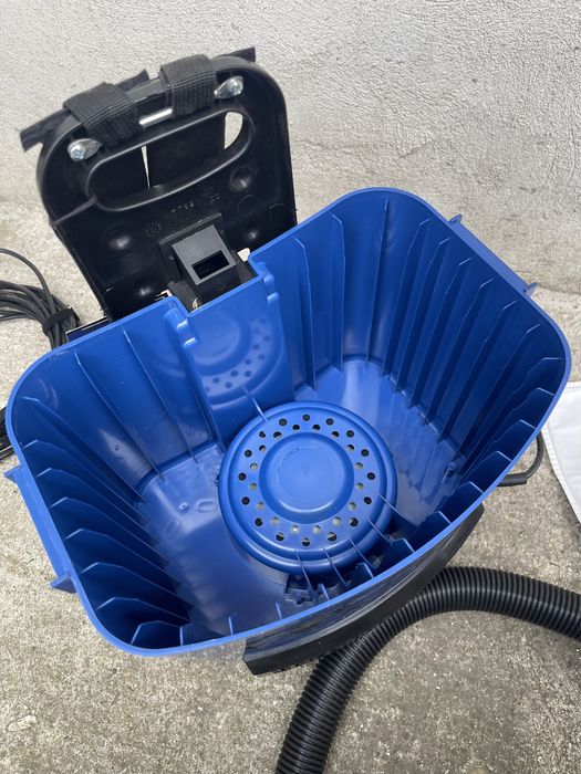 Aspirator profesional Numatic tip rucsac