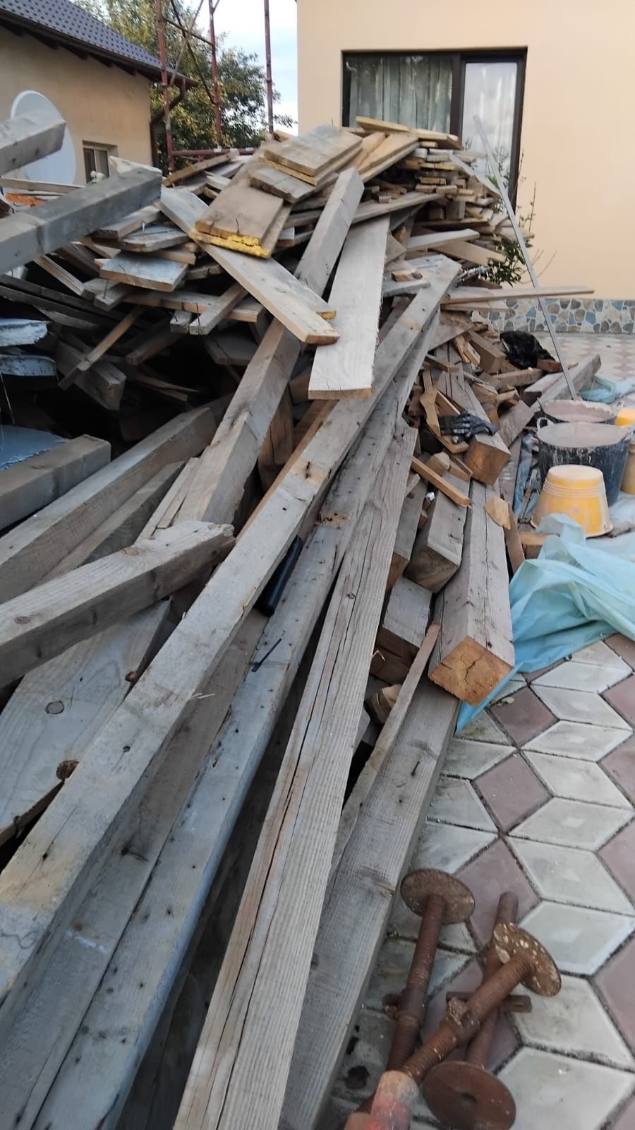 Vând lemne de foc sau pentru construcție
