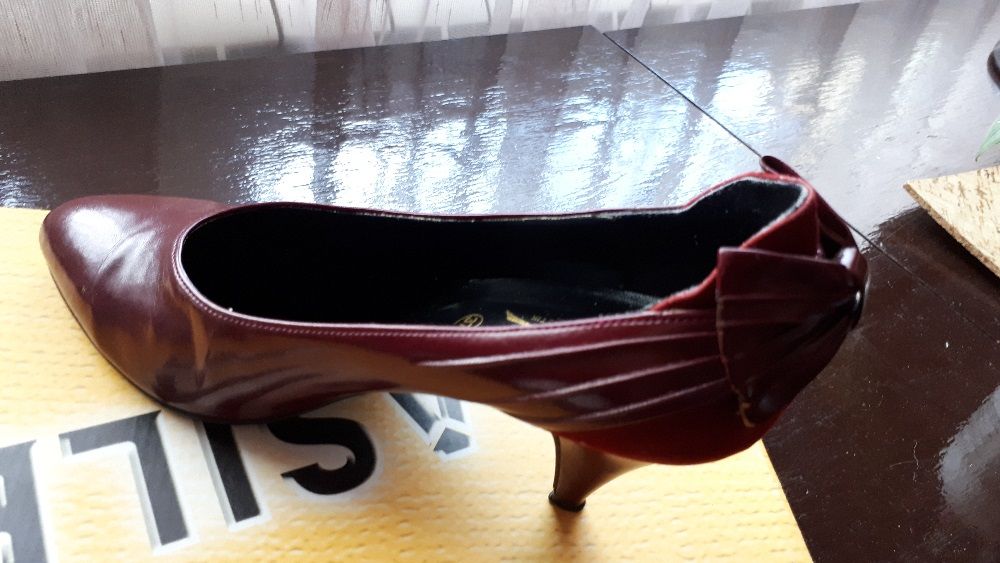 Обувки дамски тъмно червени , официални, с панделка отзад.