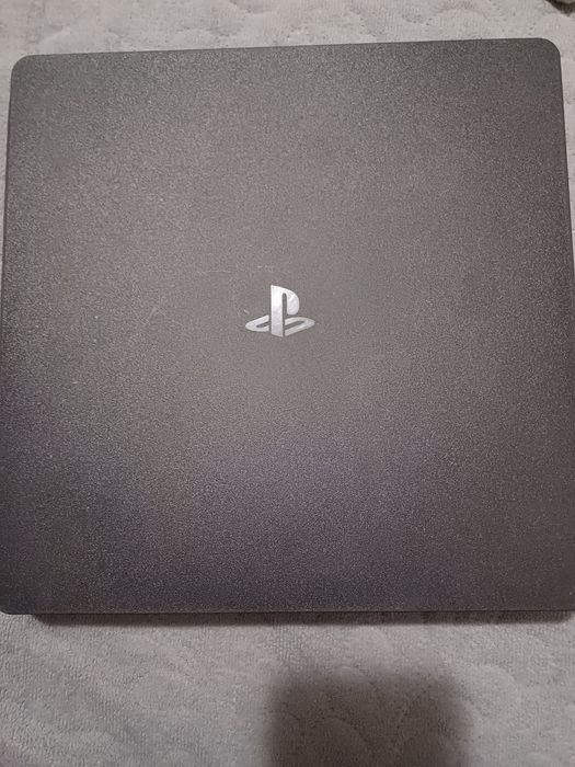Vând ps4 slim + 18 jocuri CD