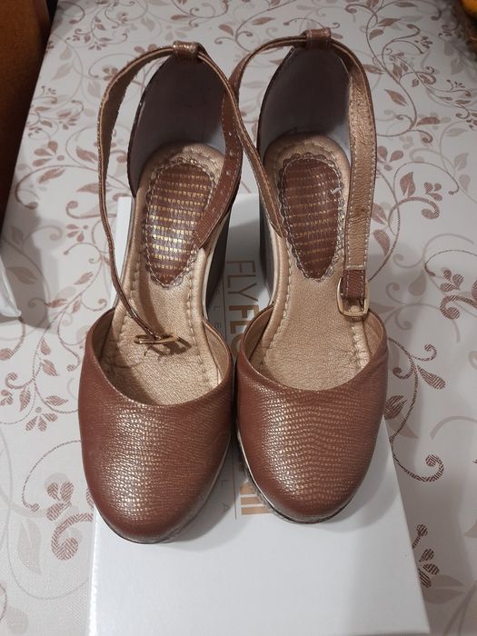 Vand saboti piele,foarte comozi.