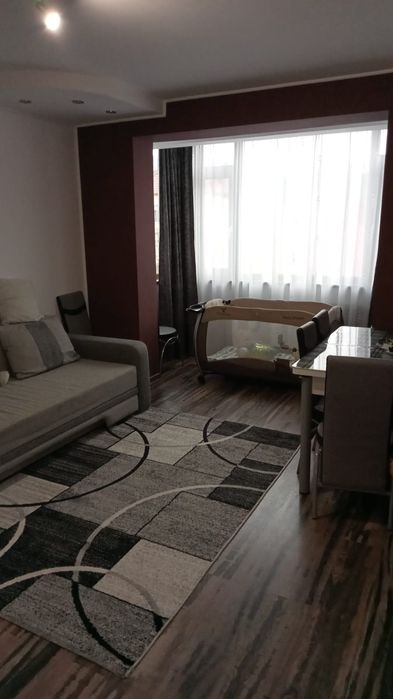 Închiriez apartament cu două camere.