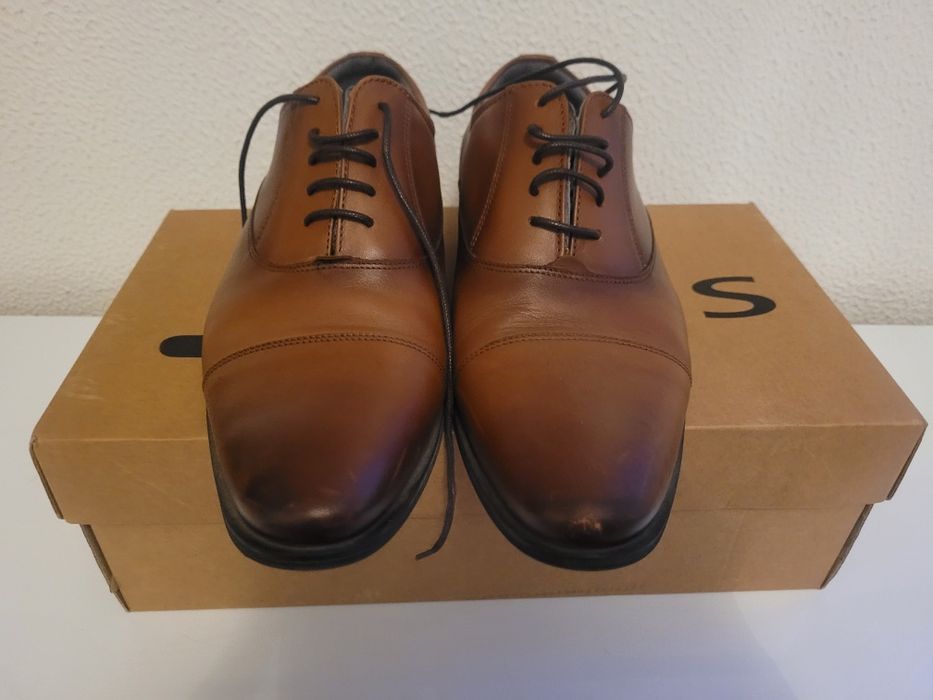 Pantofi bărbătești din piele masura 39 merg si la 40 . Preț 100 lei