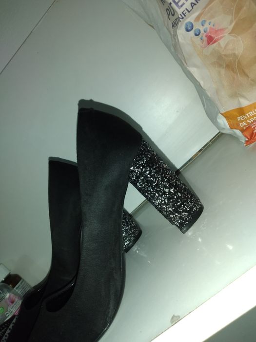Vând pantofi stiletto