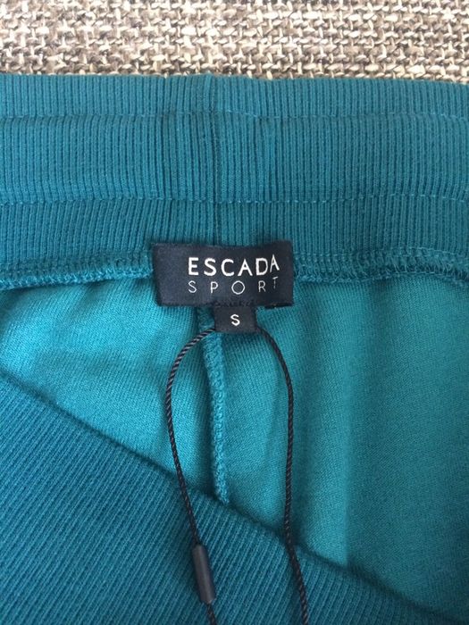 Продам велюровые штаны Escada