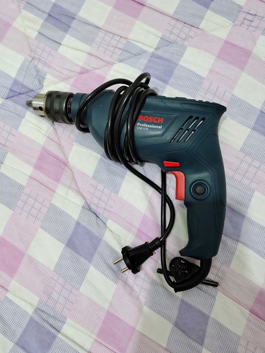 Дрель ударную «Бош» GSB 570, новую продам