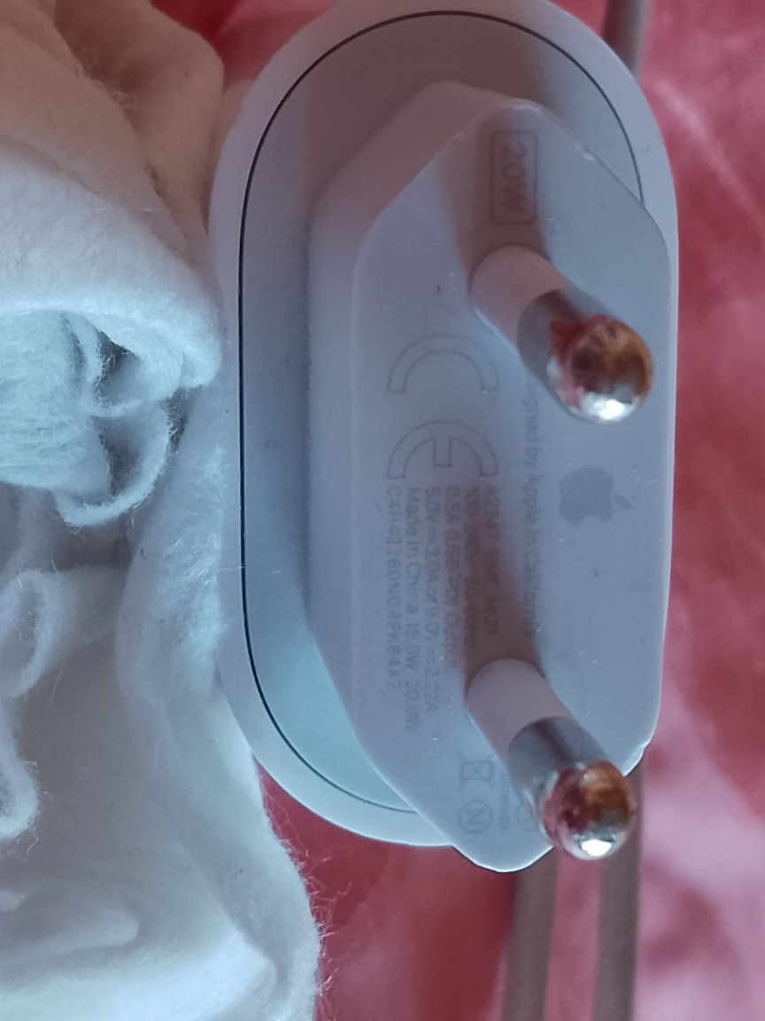 Încărcător Apple puțin folosit