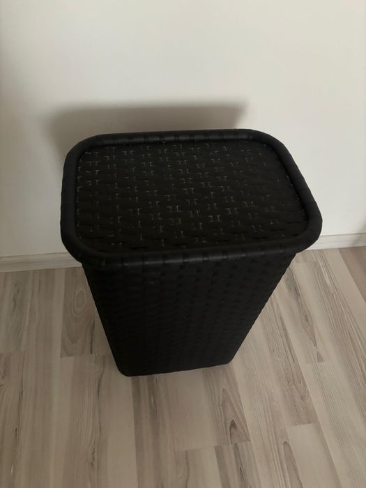 Vând Coș de rufe negru cu capac 43 x 32,5 x 59,5 cm.
