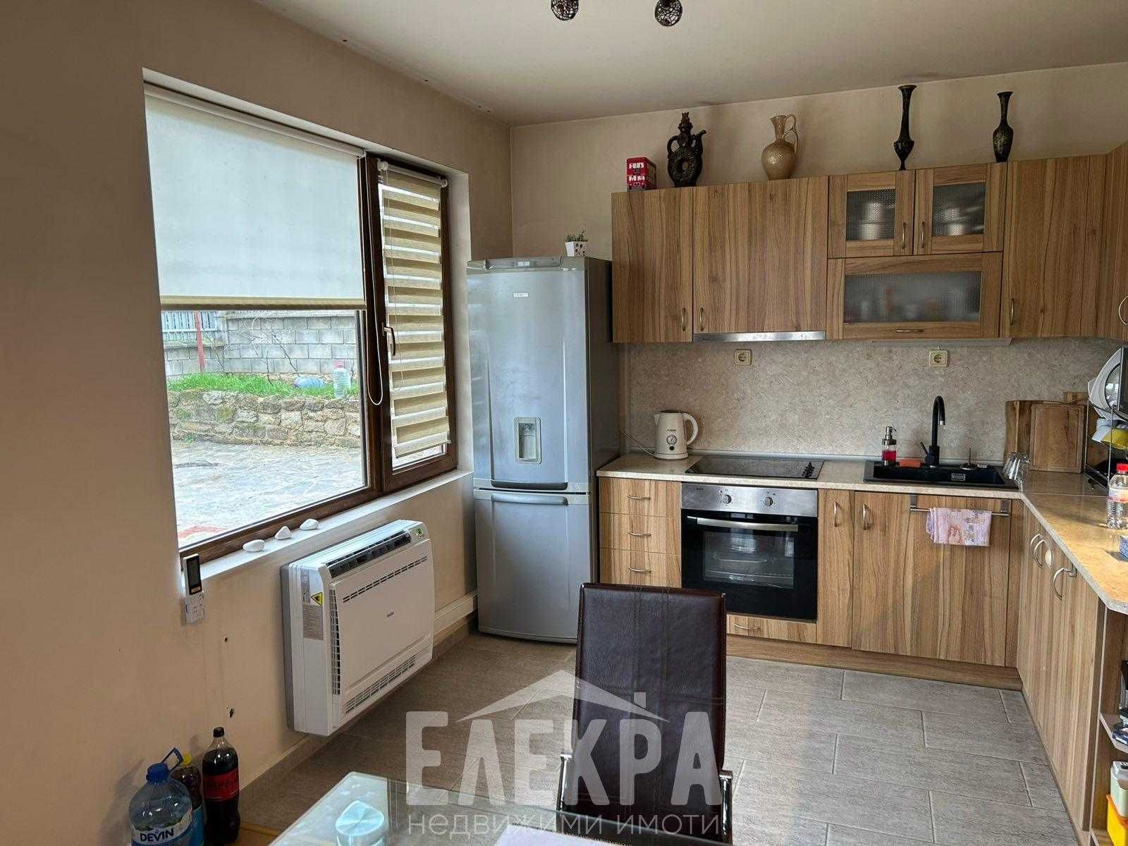 Двуетажна къща в село Аврен на 25 км от Варна.