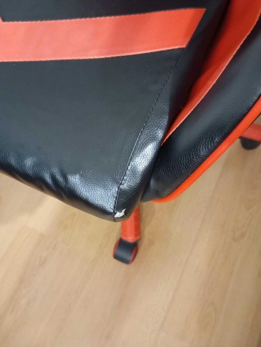 Гейминг въртящ стол и бюро